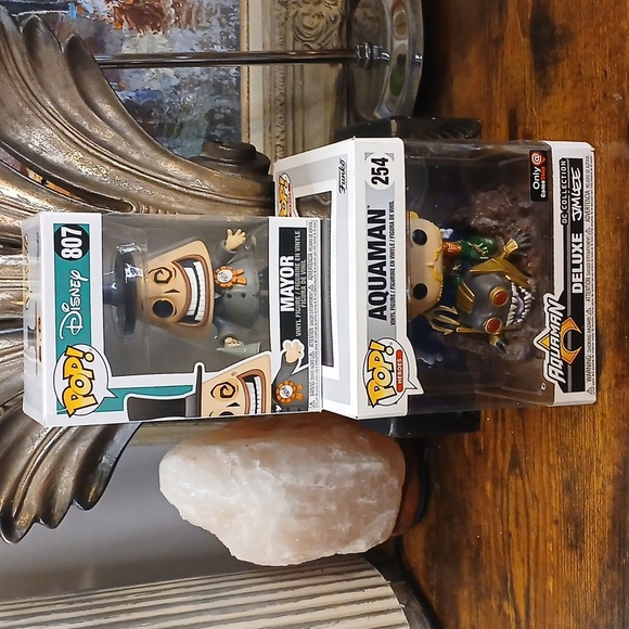 Funko Pop! Aquaman Deluxe with Black and Gold Accents - Picture 8 of 8